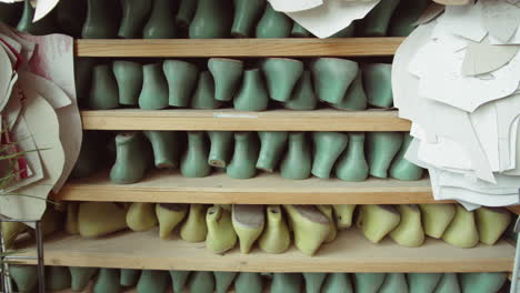 Shelves-with-Shoe-Lasts-and-Patterns-in-Cordwainer-Workshop